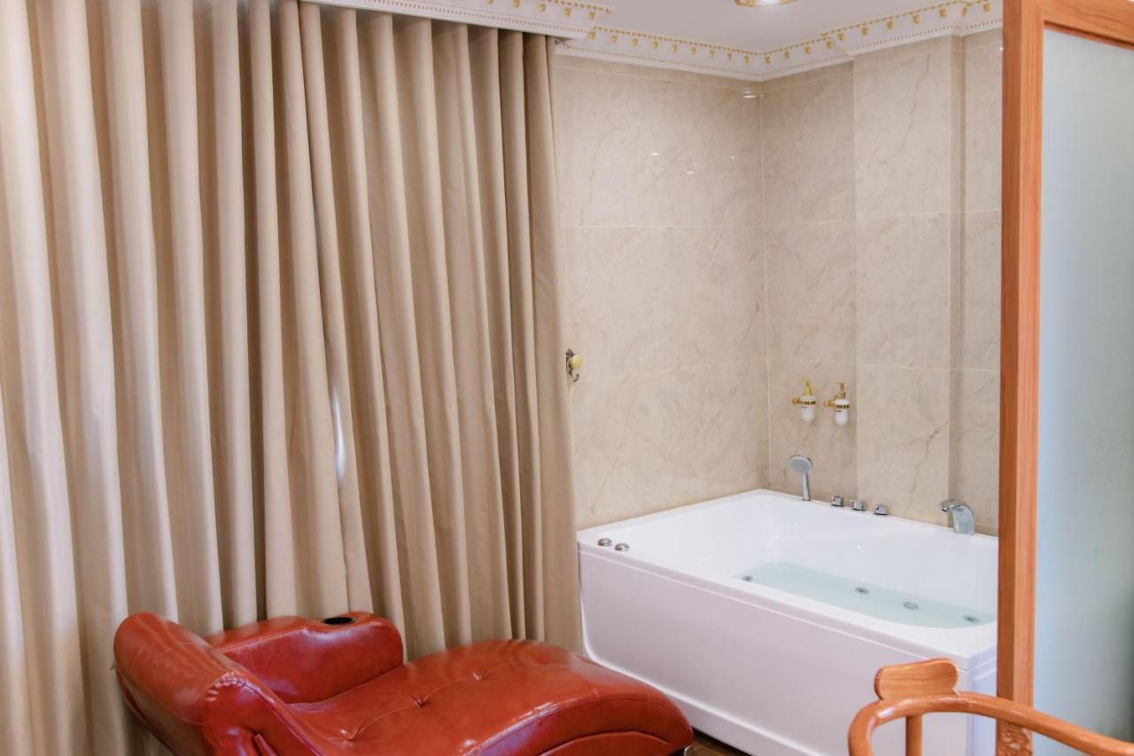 Tri Tam Hotel - Khach San Tri Tam Ben Luc Экстерьер фото